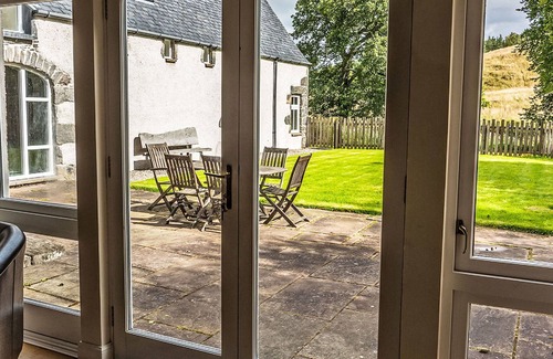Glen Urquhart House | Wonderful private villa for 10 guests with WIFI, TV, terrace, pets allowed and parking