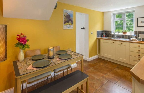 Barbrook House | Wonderful private villa for 4 people with WIFI, TV, patio, pets allowed and parking