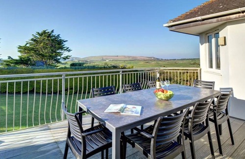 Constantine Bay House | Wonderful private villa for 12 guests with WIFI, TV, patio, pets allowed and parking