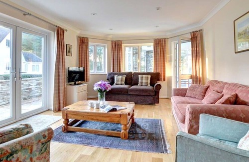 Constantine Bay House | Wonderful private villa for 12 guests with WIFI, TV, patio, pets allowed and parking