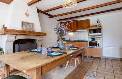 Surville House | Wonderful private villa for 4 guests with WIFI, TV, pets allowed and parking