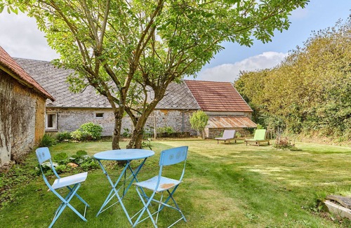 Surville House | Wonderful private villa for 4 guests with WIFI, TV, pets allowed and parking