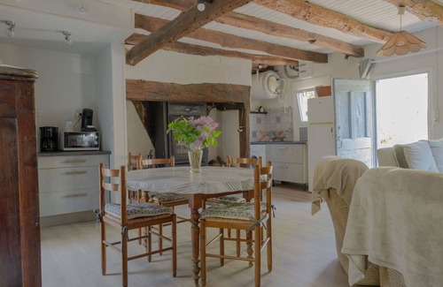 Teyssieu House | Wonderful private villa for 4 guests with TV, terrace, pets allowed and parking