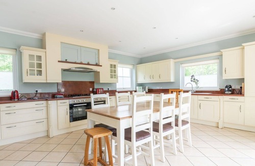 Glen Urquhart Villa | Wonderful private villa for 15 people with TV, patio, panoramic view and parking