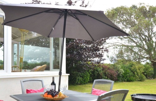 Brynsiencyn House | Wonderful private villa for 5 people with WIFI, TV, patio, pets allowed, panoramic view and park...