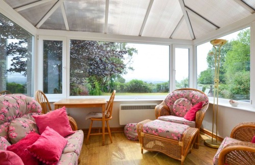 Brynsiencyn House | Wonderful private villa for 5 people with WIFI, TV, patio, pets allowed, panoramic view and park...