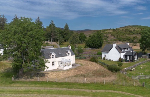 Balnain House | Wonderful private villa for 4 guests with TV, patio, pets allowed, panoramic view and parking