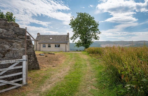 Balnain House | Wonderful private villa for 4 guests with TV, patio, pets allowed, panoramic view and parking