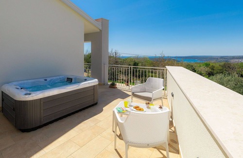 Diminici Villa | Wonderful private villa with hot tub, private pool, A/C, WIFI, TV, terrace, panoramic view, parking