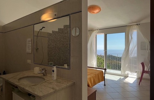 Artallo Villa | Wonderful private villa for 10 guests with WIFI, private pool, hot tub, TV, terrace and parking
