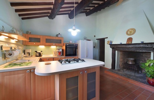 Paciano Villa | Wonderful private villa with hot tub, WIFI, private pool, TV, balcony, pets allowed and parking