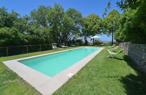Paciano Villa | Wonderful private villa with hot tub, WIFI, private pool, TV, balcony, pets allowed and parking