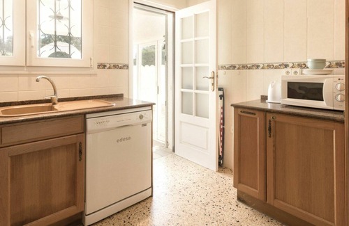 Cambrils House | Wonderful private villa for 7 guests with hot tub, A/C, WIFI, TV, patio and parking
