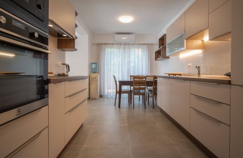 Cunski House | Wonderful private villa for 12 people with A/C, hot tub, WIFI, TV, patio and parking