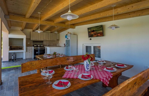 Pican House | Wonderful private villa with WIFI, A/C, private pool, TV, terrace, pets allowed and parking