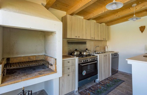 Pican House | Wonderful private villa with WIFI, A/C, private pool, TV, terrace, pets allowed and parking