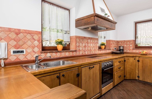 Viskovo House | Wonderful private villa for 12 guests with WIFI, A/C, private pool, TV, patio and parking