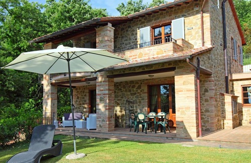 San Feliciano Villa | Wonderful private villa for 5 guests with hot tub, private pool, WIFI, TV, patio and parking