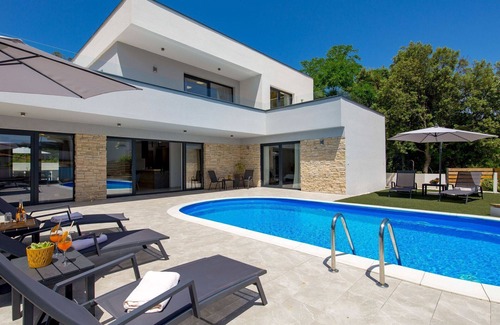 Lopar Villa | Wonderful private villa with private pool, A/C, hot tub, WIFI, TV, patio, pets allowed and parking
