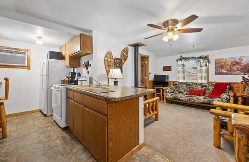 Rapid City Cabin | Wonderful Resort Cabin - Thirty Minutes to Mt Rushmore - In Rapid City On Canyon Lake Thirty Minutes from Mt Rushmore