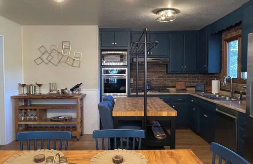 Running Springs Cabin | Wonderful romantic cabin in charming Running Springs GAMEROOM Couples Movie room