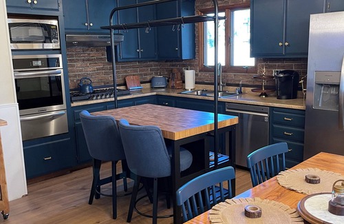 Running Springs Cabin | Wonderful romantic cabin in charming Running Springs GAMEROOM Couples Movie room