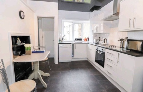 Rhos on Sea Apartment | Wonderful spacious apartment 1 minute from the beach