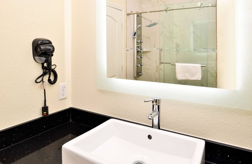 Spring Hotel | Wonderful Stay! Spacious Unit! Near Six Flags Hurricane Harbor Splashtown