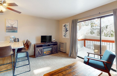 Yosemite National Park Apartment | Wonderful studio with balcony - inside Yosemite National Park