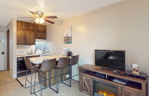 Yosemite National Park Apartment | Wonderful studio with balcony - inside Yosemite National Park