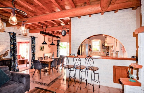 Fourques House | Wonderful vacation accommodation in quiet residential area near Arles.