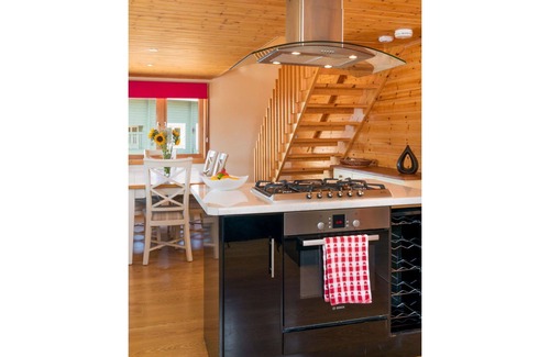 Hopton House | Wonderful villa for 4 guests with hot tub, WIFI, balcony and parking
