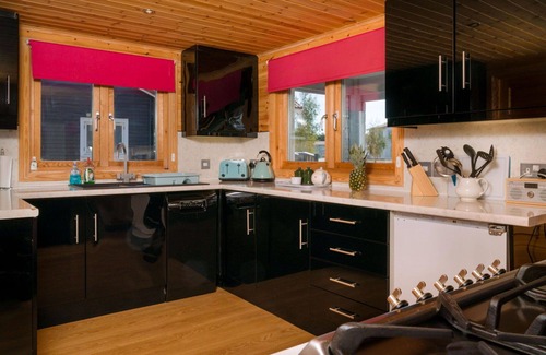 Hopton House | Wonderful villa for 4 guests with hot tub, WIFI, balcony and parking