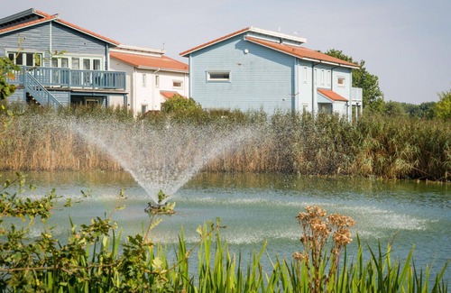 Hopton House | Wonderful villa for 4 guests with hot tub, WIFI, balcony and parking