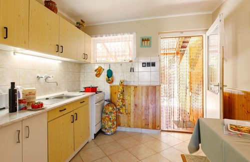 Balatonszarszo House | Wonderful villa for 5 guests with TV, patio and parking