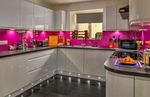 Cwmtirmynach House | Wonderful villa for 8 guests with WIFI, TV, pets allowed and parking