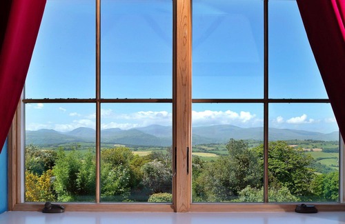 Eglwysbach House | Wonderful villa for 7 people with hot tub, WIFI, terrace and parking