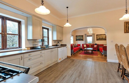 Craven Arms House | Wonderful villa for 12 guests with pool, WIFI, terrace and parking