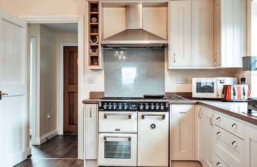 Craven Arms House | Wonderful villa for 12 guests with pool, WIFI, terrace and parking