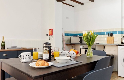 Dalbury Lees House | Wonderful villa for 4 guests with WIFI, hot tub, TV and parking
