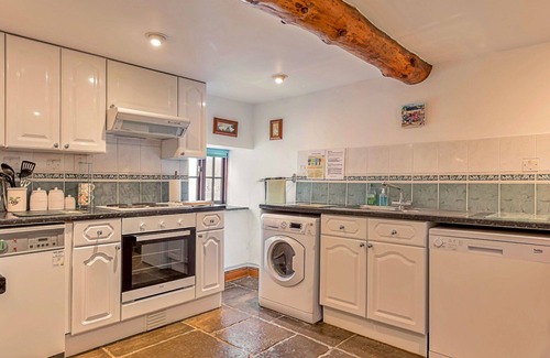 South Cheriton House | Wonderful villa for 4 guests with WIFI, TV, pets allowed and parking