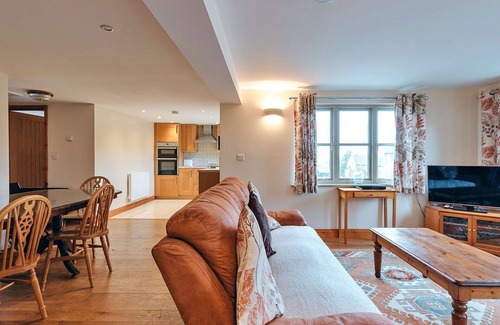 Craven Arms House | Wonderful villa for 4 guests with WIFI, pool, terrace and parking