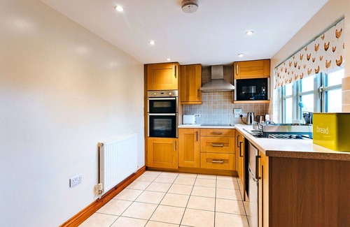Craven Arms House | Wonderful villa for 4 guests with WIFI, pool, terrace and parking