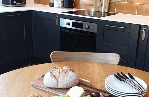 Howlett End House | Wonderful villa for 4 guests with WIFI, TV, terrace and parking