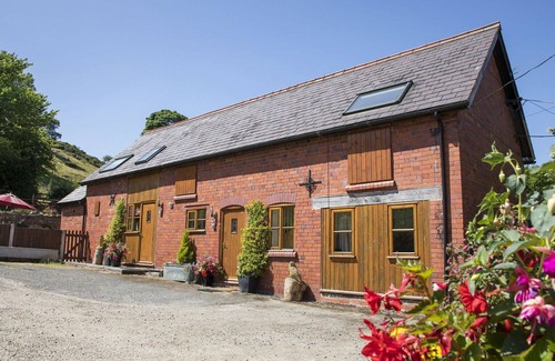 Llangollen House | Wonderful villa for 2 guests with WIFI, TV, pets allowed and parking