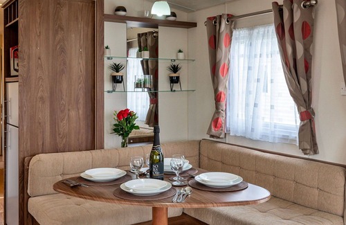 Helston House | Wonderful villa for 6 guests with WIFI, pool, terrace, pets allowed and parking
