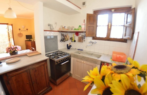 San Gennaro Villa | Wonderful villa for 4 guests with TV, terrace, pets allowed and parking, close to Lucca