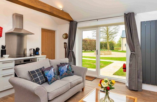 Thurlby House | Wonderful villa for 2 guests with WIFI, terrace, pets allowed and parking