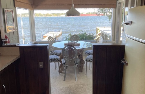 Sturgeon Bay Cottage | Wonderful waterfront home