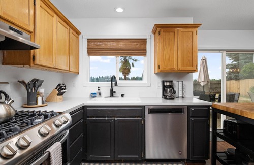 Dundee House | Wonderful Wine Country Location, Pet Friendly, Fully Fenced Backyard, 1/2 Mile From Downtown Dundee